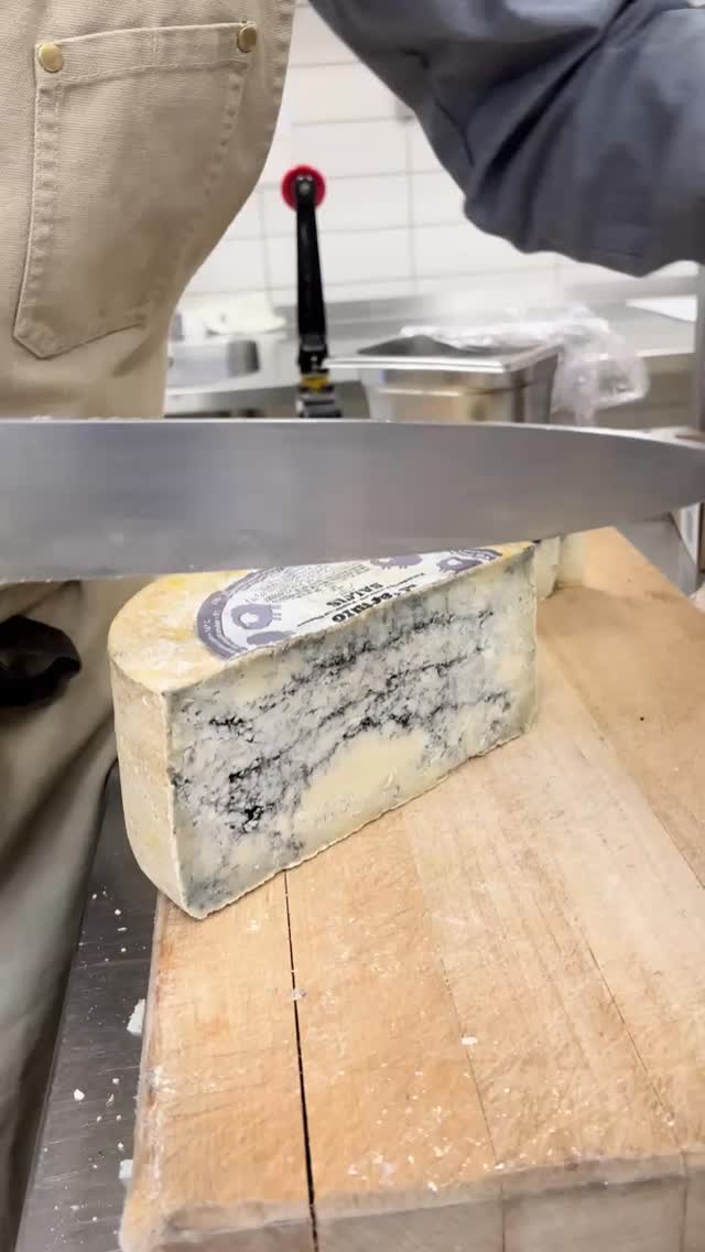 Italia gjør seg klar for vinter-OL, og vi gjør oss klare med Monna Lisa Marmorizzato fra Toscana.
En moden pecorino med trøffel og aske – balansert, fyldig og rett og slett nydelig.