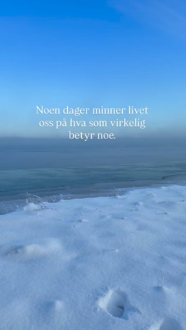 Du teller! Noen dager minner livet oss stille, men kraftfullt, på hva som virkelig betyr noe.
Forrige uke var jeg i en begravelse.
En ung far og mann – revet bort altfor tidlig.
Og på søndag var det morsdag.
For noen er det en dag med blomster og takknemlighet.
For andre er det savn, avstand, sykdom eller tap.
Sannheten er at mange av oss står i noe vanskelig, selv om det ikke alltid synes på utsiden.
Vi løper, presterer og overlever…
men glemmer noen ganger å leve.
Det er nettopp derfor jeg skrev denne boken.
For å minne oss på å komme tilbake til hjertet.
Til det som er sant.
Til det som virkelig betyr noe.
Hvis vi løfter blikket litt, ser vi at vi alle bærer noe.
Og kanskje er det nettopp der – i ærligheten, sårbarheten og hjertet – at de viktigste endringene skjer.
I morgen er siste frist for å stemme i Nor Awards.
Stemmen din kan avgjøre om boken blir finalist 🙏💫♥️✨📚
Hvis boken min har berørt deg, eller du ønsker å støtte et budskap om mer ekte liv, mer hjerte og mer menneskelighet, blir jeg utrolig takknemlig for stemmen din 🙏💫♥️✨📚
Du finner stemmelinken i bio og i story
Frist: 11.02 kl. 23:59.
Takk for at du er her 🙏♥️
#norawards #forfatterliv #selvutvikling #levfrahjertet autentiskliv indrearbeid personligvekst bok norskforfatter sårbarstyrke hjerteledelse kvinneligeforfattere