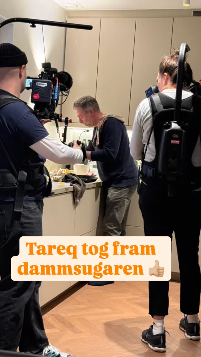 Stort tack Tareq Taylor som kom förbi och lagade den första trerättersmiddagen i vårt nya kök! Så kul att dela den matglädjen med Linda och Jonas, mina buddies från ”Morronrock” 👍🏼🎸
Tareq överträffade mina förväntningar big time! Särskilt med tanke på vad som fanns i kylen 😃
Resultatet av hans besök får vi se senare i ”Här är ditt kylskåp”
Kunde givetvis inte låta bli att föreviga gentlemannen Tareq när han tog fram dammsugaren 👍🏼🧹 En hyvens kille! 😍#morronrock #tareqtaylor #härärdittkylskåp #matlagning