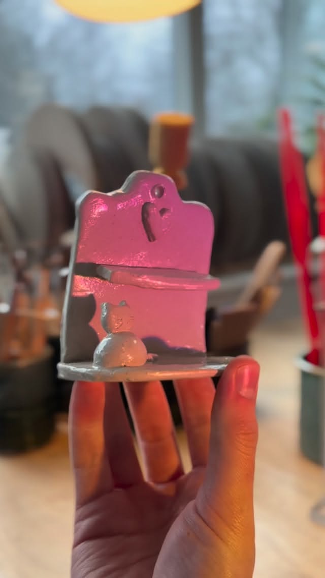 ✨THURS 12TH FEB - TOBACCO FACTORY - £15 ✨
✨Y’all get so creative at the @tobacco_factory open sessions✨
✨come with no experience or a lifetime love of ceramics and create your own projects! Everything you make will be glazed in white and food safe ✨
✨Some on the door tickets available, but pre-book to secure your place, once it’s full it’s full!✨
#cheapdatenight #valentinesbristol #creativeworkshop #making #slabbuilding #handmade