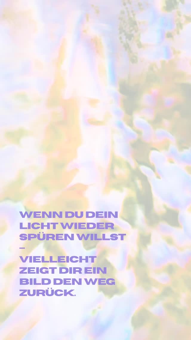 Warum machen wir unser Strahlen
abhängig von einem anderen Licht?
Ich habe es so lange getan.
Menschen angehimmelt.
Ihre Energie gespürt,
mich an sie geklammert –
in der Hoffnung, mein eigenes Leuchten zu finden.
Ich dachte, sie seien „weiter“, „größer“, „besonderer“.
Ich – irgendwie zu wenig.
Aber das ist ein Irrtum.
Wir alle haben dieses Strahlen.
Es war nie weg.
Es war nur überdeckt –
von Erwartungen, Mustern, alten Geschichten.
Heute frage ich mich:
Warum suchen wir Licht im Außen,
wenn es in uns längst brennt?
Vielleicht brauchen wir einander nur,
um uns wieder daran zu erinnern.
Wenn du dein Licht wieder spüren willst –
vielleicht zeigt dir ein Bild den Weg zurück.
Schreib mir, wenn du mehr erfahren möchtest.