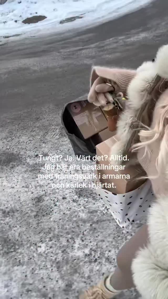 Det kanske ser ut som att jag lider.
Och det gör jag, i armarna.
Men i hjärtat? 💗 Pure joy.
Jag ÄLSKAR att släpa runt på era beställningar som om det vore min personliga olympiska gren.
Tack för att ni ger mig träningsvärk i både biceps och själen 🫶
Jag packar med kärlek. Alltid.❤️
#SmallBusinessTikTok #PackingOrders #Cutetopia