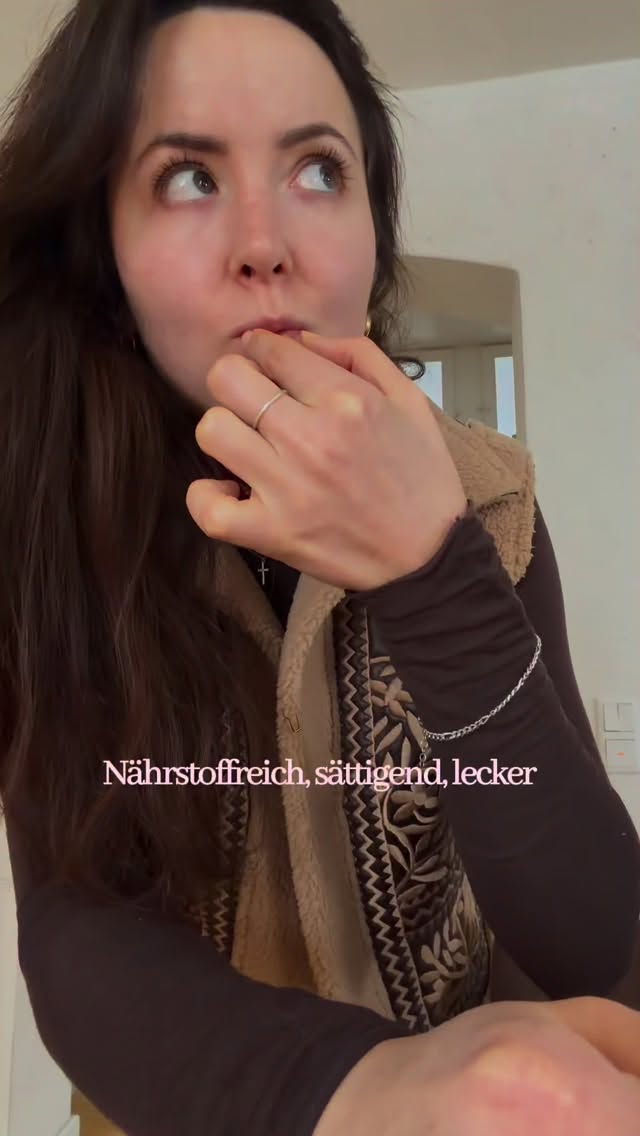 Nährstoffreich, sättigend und unglaublich lecker! Das trifft nicht nur auf unsere Desserts zu.🤤
Unsere #lunchinspo in grade mal 10 min, also let‘s go. 🙌🏼
Ihr braucht:
Kichererbsen
Pinienkerne
Kürbiskerne
Ziegenfeta
Rotkohl
Rosinen
und das BESTE DRESSING überhaupt, mein Sesam-Honig Dressing, bestehend aus:
Sesam
Honig
Olivenöl
(Apfel)Essig
Salz
Basilikum
Bon appétit! 😍
#glutenfree #nährstoffreich #intuitiveernährung