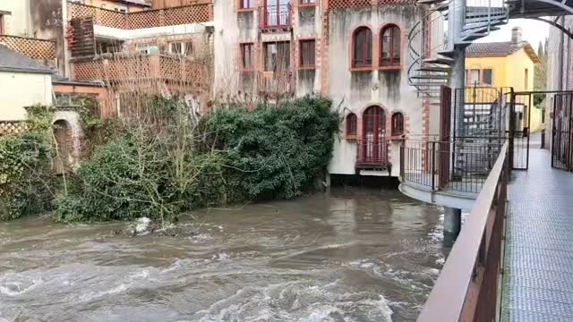 Fermeture exceptionnelle ce mercredi 11 février et jeudi 12 février
En raison de la crue et des prévisions de la nuit prochaine ( application Vigicrue) nous avons décider d'anticiper la montée des eaux .
Nous tenons à rassurer nos artistes, toutes les œuvres sont à l'abri et la galerie est vidée ou du moins bien déménagée.
Nous préférons prévenir que guérir...
La nuit va être anxiogène, nous verrons bien si demain nous jouerons de la raclette 🙏🤞
En tout cas merci infiniment pour votre compréhension et à tout ceux qui sont venus nous proposer de l'aide 😉 ça fait chaud au cœur de se sentir soutenu
Vidéo faite ce matin à 1,50
Ils nous annoncent 2,25....cette nuit
#crue2026 #clisson #galerielessouliersrouges #semettrealabri