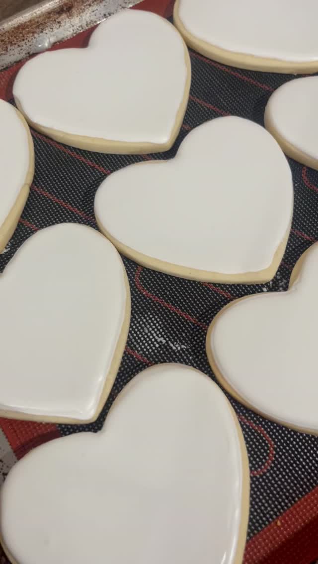 Galentine’s Party! 🙌 💖
#snarkysweetcakechick #icingimagesblueprinters
#customcookiesarvada