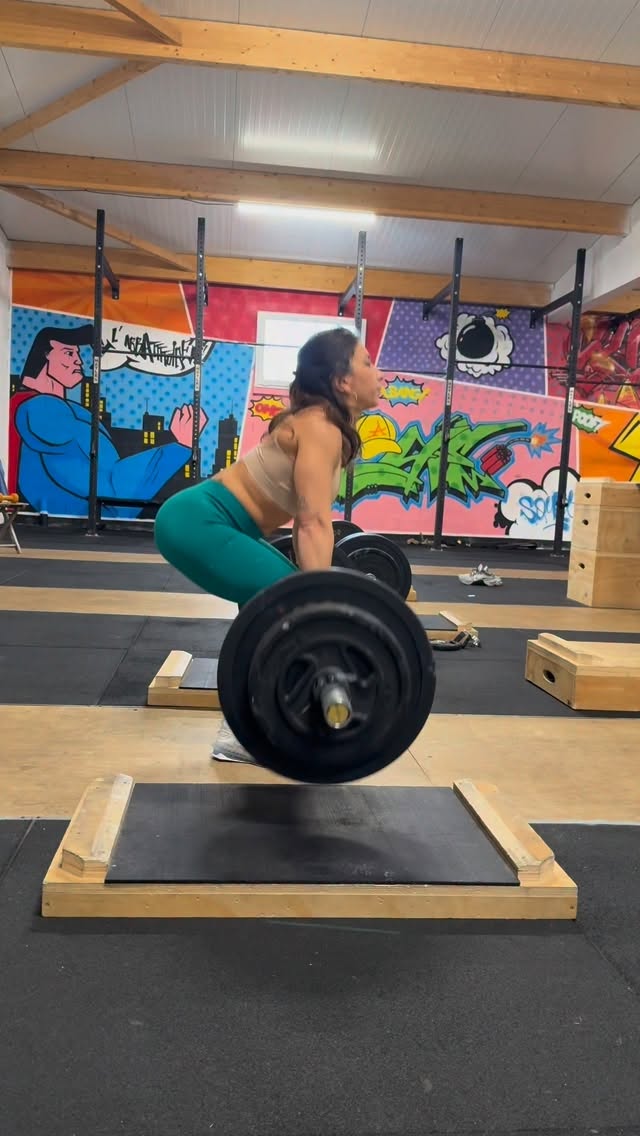 Quand j’ai commencé le CrossFit après des années de muscu, j’ai eu un choc : physique voilé, balance en hausse, définition envolée. En quelques semaines.
J’ai vite compris pourquoi et ce que je vois aujourd’hui chez mes clientes me confirme que c’est universel.
Le CrossFit crée les conditions parfaites pour retenir de l’eau.
Haute intensité, volume élevé, stress mécanique répété. Résultat : inflammation, montée du cortisol, et stockage massif de glycogène qui embarque 3g d’eau par gramme stocké.
Plus tu pousses fort, plus tu stockes. Plus tu stockes, plus tu retiens.
Ajoute les fluctuations hormonales du cycle féminin par-dessus, et tu obtiens un corps qui gonfle, fluctue, et ne reflète plus ton travail réel.
Le piège dans lequel tombent 70% des CrossFiteuses :
Physique gonflé → « je prends du gras » → plus de WOD, moins de calories → plus de stress → encore plus de rétention.
Ton corps ne te trahit pas. Il se défend contre une surcharge qu’il n’arrive plus à absorber.
Ce qui fonctionne vraiment :
Moins de volume, mieux structuré. Des semaines de décharge toutes les 4 à 6 semaines. Des cycles de force avec de vrais temps de repos. Une récupération active intégrée. Une intensité adaptée à ta phase de cycle. Et surtout ne pas restreindre les glucides quand tu t’entraînes 🙏c’est exactement ce qui amplifie le cortisol.
La rétention n’est pas un signe que tu travailles mal.
C’est un signe que tu ne récupères pas assez.