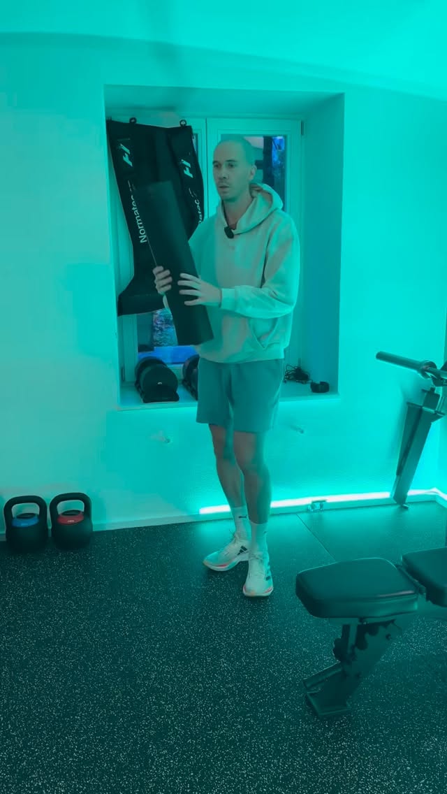 Wenn Personal Trainer ehrlich antworten würden…
„Klar halte ich dir den Spot frei bis nach deiner Weltreise.“
„7 Tage bis zum Urlaub? Perfekt, ich hol kurz meinen Zauberstab.“
„Alles gleichzeitig? Fett weg, Muskeln drauf, Marathon + Hyrox?
Einmal 30 Minuten pro Woche? Gar kein Problem.“
😌
Sarkasmus beiseite:
Die meisten Ziele scheitern nicht an Motivation.
Sondern an Erwartungen.
Fitness ist kein Hack.
Kein 7-Tage-Reset.
Kein Zaubertrick.
Es ist einfach:
realistisch planen
konsequent umsetzen
dranbleiben
Nicht sexy.
Aber genau so funktioniert Fortschritt.
Und ja —
Trainer wünschen sich manchmal wirklich einen Zauberstab.
PS: Wenn Zauberstäbe existieren,
bitte DM.
Wir suchen seit Jahren.
PPS: We love you all ❤️🙌
#gymfunny #personaltrainerlife #gymmemes #münchenfitness #gymtruth