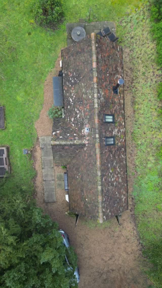 @the_snuggery_kent is tucked away on Kent’s North Downs (near Rochester), set within the grounds of a beautiful Grade II* home in the tiny hamlet of Upper Bush; a peaceful little bolt-hole in an Area of Outstanding Natural Beauty. 
A cosy one-bedroom cabin made for slow mornings, countryside walks and fireside evenings, complete with a wood-burning stove and an airy open-plan space with vaulted ceilings and oak flooring. 
🪵 Wood-Burning Stove (cosy nights in)
🥾 North Downs Way walks from the back door
👢 Heated boot-warming bench by the front door
🏡 Light & airy open-plan space with vaulted ceilings
🌿 Patio + garden area for fresh-air coffees
☕ Nespresso machine + welcome essentials (tea/coffee/muesli)
🐾 Dog-friendly stays