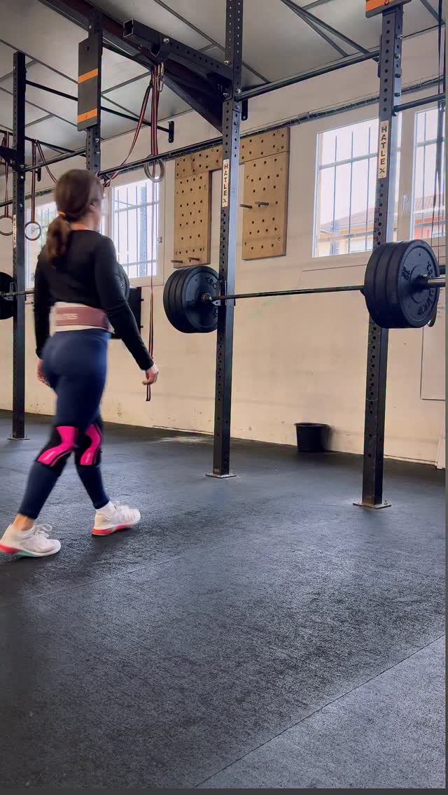 S’entraîner régulièrement ne garantit pas un physique dessiné si la composition corporelle ne change pas.
Première erreur : confondre entraînement et perte de gras.
Le CrossFit développe le muscle, la force et les capacités cardiovasculaires. Il ne réduit pas automatiquement la masse grasse. La définition musculaire dépend du taux de masse grasse.
Chez la femme, les repères visuels sont constants. Entre 28 et 32 %, silhouette sportive mais sans séparation musculaire. Entre 24 et 27 %, légère définition mais pas d’abdos visibles. Entre 20 et 23 %, aspect athlétique avec début de définition abdominale. Entre 17 et 19 %, définition nette, physique fitness. Beaucoup pensent être à 20 %, alors qu’elles sont plutôt à 24-27 %.
La règle : créer un déficit calorique modéré de 10 à 15 % sous la maintenance, avec un apport protéique suffisant pour préserver le muscle. Sans baisse de masse grasse, le muscle reste masqué.
Deuxième erreur : manger “sain” mais sans structure.
Avocat, oléagineux, huile d’olive, fromage : qualité correcte mais très caloriques. Apport insuffisant en protéines + écarts le week-end = déficit annulé.
La règle : structurer l’alimentation avec 1,8 à 2,2 g de protéines par kilo, minimum 0,8 g de lipides par kilo, et des glucides ajustés à l’entraînement. La cohérence hebdomadaire est déterminante.
Troisième erreur : croire que les WOD suffisent.
Les entraînements métaboliques améliorent la condition physique. Mais l’hypertrophie optimale nécessite volume suffisant, tension mécanique élevée et progression planifiée. Sans travail ciblé, le développement esthétique reste limité.
La règle : intégrer un renforcement structuré plusieurs fois par semaine avec progression mesurable.
Quatrième erreur : manquer de patience.
Modifier un physique implique perte progressive de masse grasse + développement musculaire. Ces adaptations prennent plusieurs mois, parfois un an selon le point de départ.
La règle : adopter une progression à moyen-long terme, avec suivi objectif et ajustements toutes les 3-4 semaines.