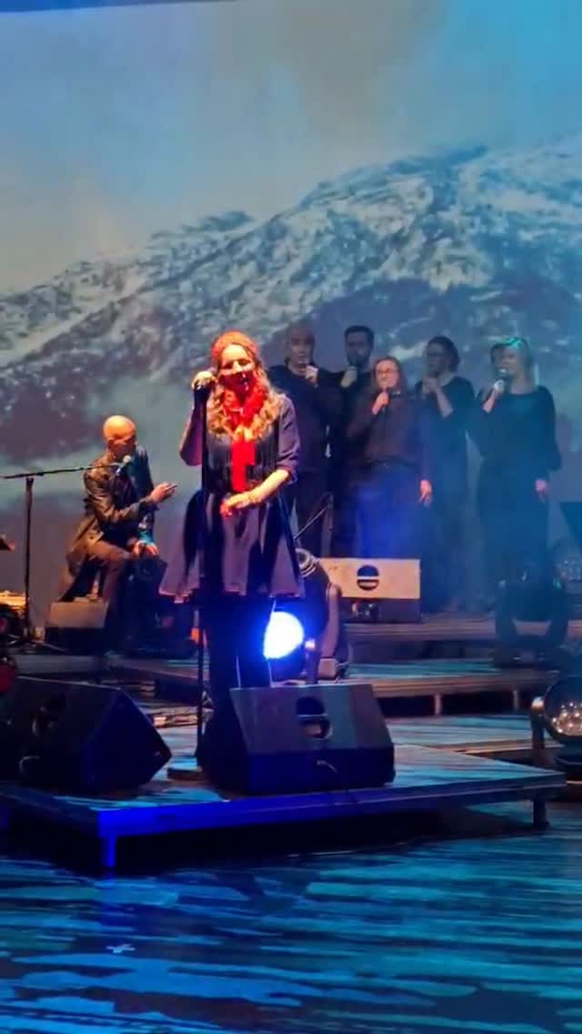 Doing some bird sounds at Sámi Music Awards. 🐦🦅🪶
Lotttiid jienat. ✨
Lea lulli sámi luohti Rännjobouldan (vele-vele). Mielde ledje musihkkárat Rune Arnesen (trommer), Erik Håkon Halvorsen (tangenter), Asbjørn Ruud (gitar) og ledet av Andreas Fliflet på bass, Alta motettkor ja Alta magedans. 🥰
This is a sourthern Sami yoik called Rännjobuoldan (vele-vele).
On stage where: musicians Rune Arnesen (drums), Erik Håkon Halvorsen (tangente), Asbjørn Ruud (guitar), lead by Andreas Fliflet. And Alta motett Choir and Alta magedans/bellydance where also on stage. 🥰
📸@skealbmanieida