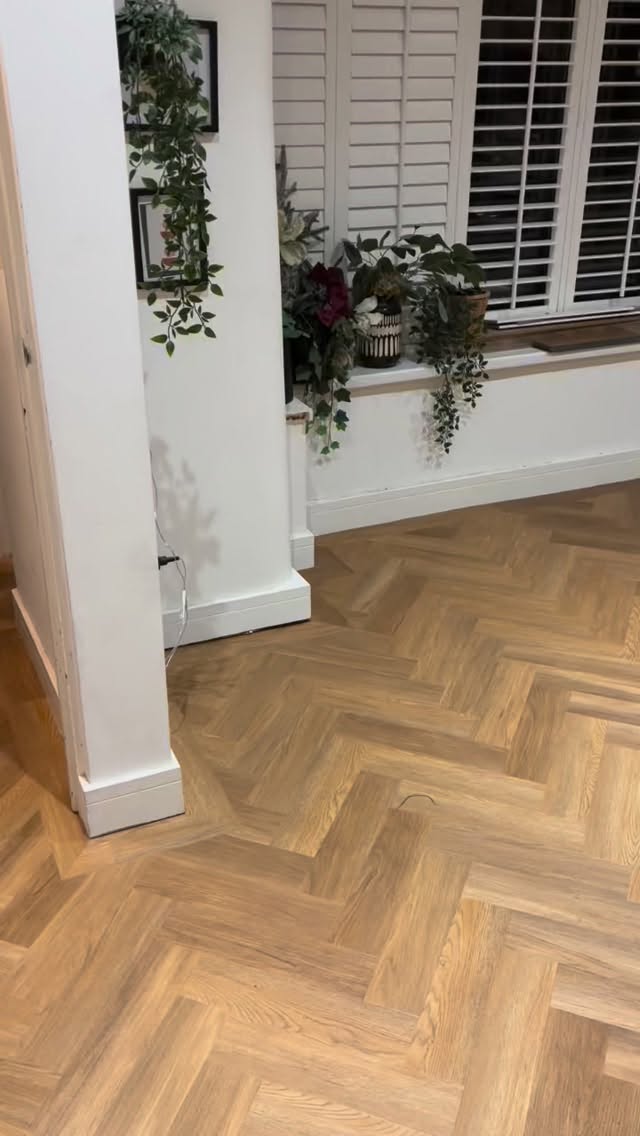 All about the mitres and border work ππ»ππ». This floor looks absolutely stunning using @invictusflooring New England Oak Maximus Parquet- Toffee. The textures and colour bring a real warmth to the home π₯.
#manchesterfloorlayers #manchesterhomerenovation #manchesterlvtfloor #parquetflooring #herringbone