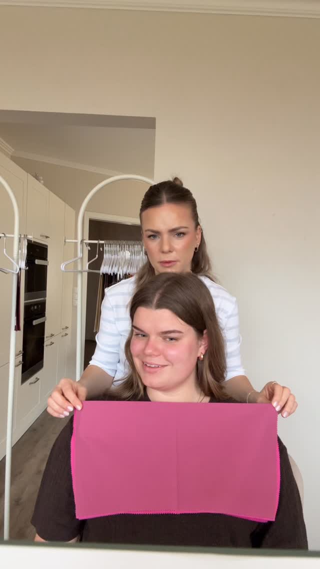 Manchmal braucht es nur die richtigen Farben, um alles zu verändern ✨
Meine Kundin ist ein gedeckter, kühler & dunkler Farbtyp – und genau deshalb waren Pink-, Himbeer- & Kirschrot-Töne einfach WOW an ihr 💗🍒
Ihre Haut wirkt sofort klarer und ebenmäßiger, die Augen leuchten intensiver und ihre gesamte Ausstrahlung wird ruhiger, frischer und strahlender.
Zum Abschluss haben wir ein minimales Tages-Make-up geschminkt –
✨ ca. 3–4 Minuten
✨ ganz wenige Steps
✨ absolut alltagstauglich
Gerade Rouge & Lippenstift machen bei ihr den entscheidenden Unterschied – unkompliziert, schnell und trotzdem so wirkungsvoll.
So darf Make-up sein: leicht, passend & einfach du selbst. 🤍
#Farbberatung
#ColorHarmony
#WowFarben
#TypgerechtesMakeup