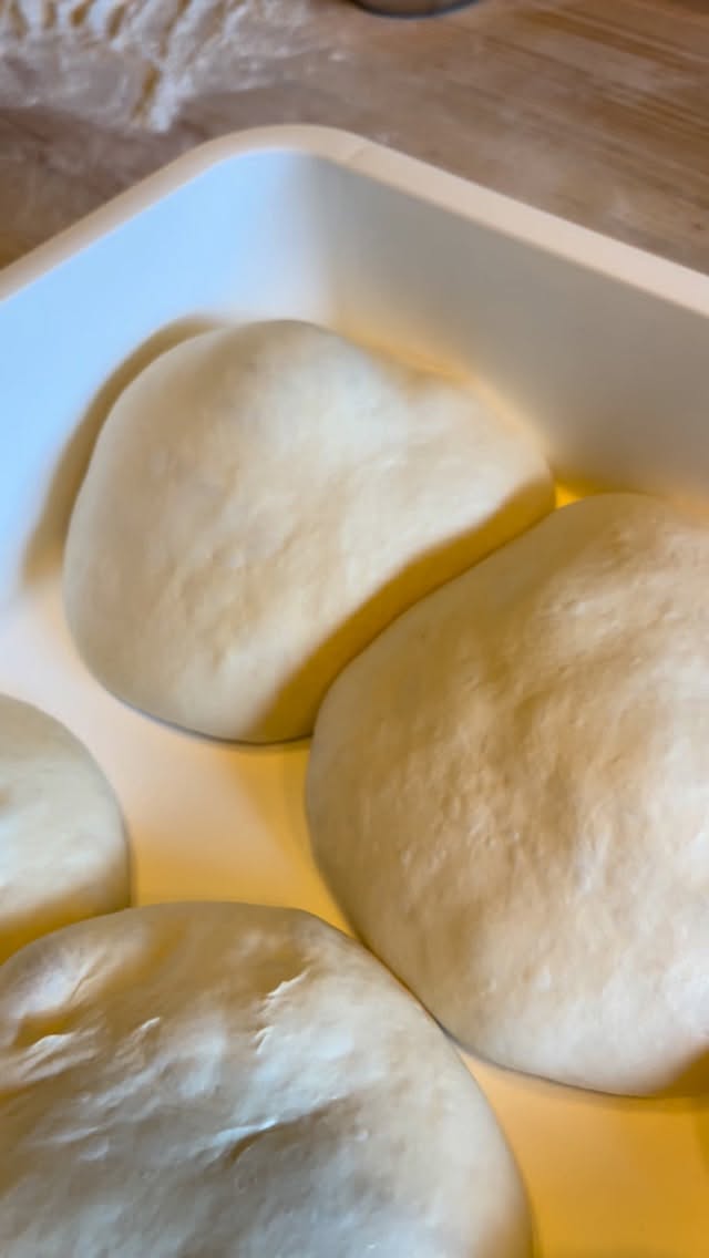 Hamur yoğrulup dinlendikçe gluten yapısı oluşur. Bu da Viridian pidelerinin lezzetini ortaya çıkarır. 🔥💚
#beylikdüzü #karadenizpidesi #pide