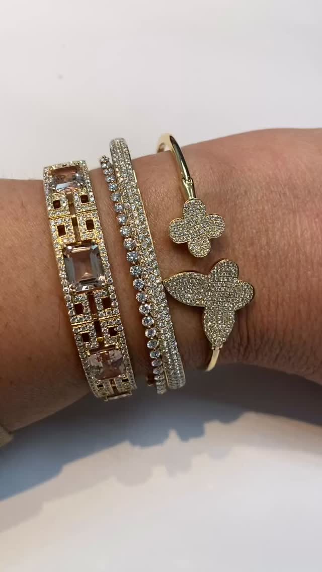 Golden hour glow at the Miami Boat Show ✨⚓️
18k yellow gold stacked to perfection — a diamond pavé butterfly 🦋, a romantic morganite framed in diamonds, and two classic diamond styles for nonstop sparkle.
The perfect Valentine’s Day shine 💕
#MiamiBoatShow #ValentinesDayJewelry #GoldStack #DiamondBracelet #luxuryjewelry