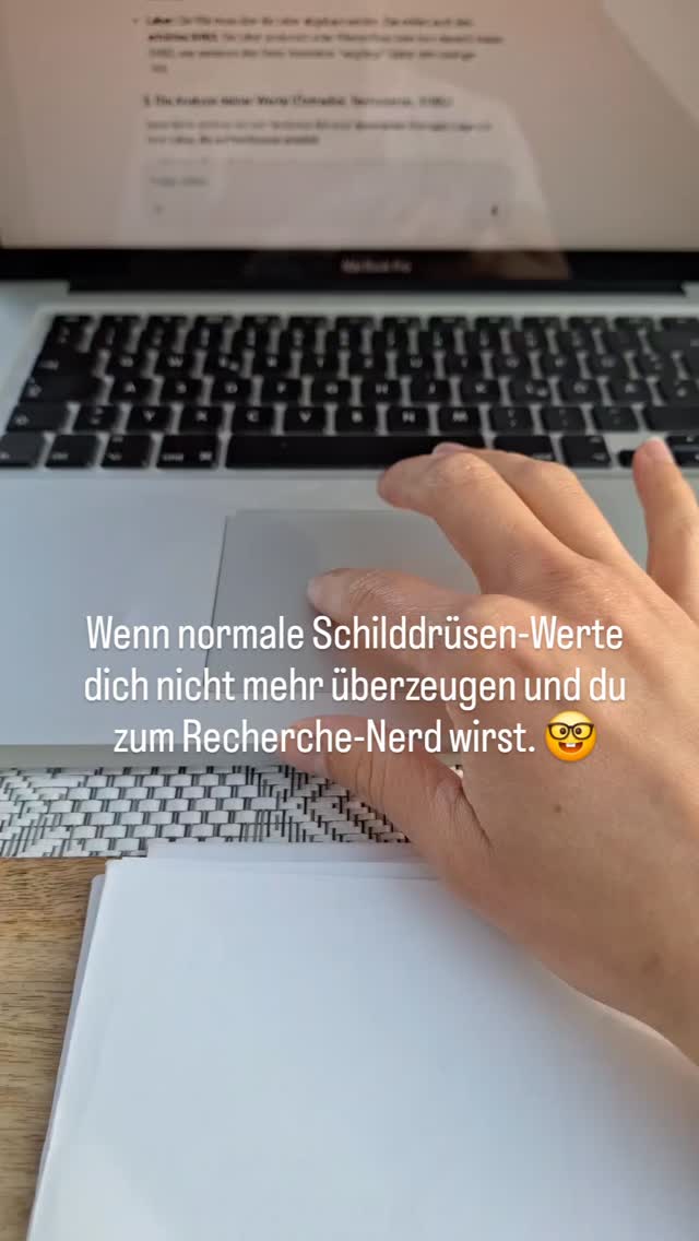 Als meine Schilddrüsenwerte „normal“ waren, aber ich mich nicht normal gefühlt habe – wusste ich:
Da fehlt ein Puzzleteil.
Also habe ich angefangen zu graben.
Zu lesen.
Zusammenhänge zu verstehen.
Um mein System wirklich zu begreifen und
nicht mehr nur noch ständig müde zu sein.
Heute weiß ich:
Werte sind wichtig.
Aber sie erzählen nie die ganze Geschichte.
Der Markt ist voll von:
„Iss glutenfrei.“
„Entgifte deine Leber.“
„Mach dieses Protokoll.“
Aber kaum jemand sagt:
„Lass uns erstmal die richtigen Fragen stellen,
um deine Hashimoto zu begleiten.“
Ich bin nicht nur ehemalige Hashimoto-Betroffene,
die es geschafft hat –
ich bin sogar zum richtigen Recheche-Nerd dabei geworden.
Weil ich gemerkt habe, wie sehr ich es liebe,
dieses Puzzle wirklich zu lösen :))
Ich will es verstehen!
Immer tiefer.
Immer klarer.
Ich bin die, die gräbt.
Die Zusammenhänge erkennt,
die oft übersehen werden.
Die, die Fragen stellt, die sonst keiner stellt,
um alles in seinem großen Ganzen zu sehen.
Und genau das macht es für meine Kunden leichter.
Denn wenn du verstehst:
-> Wieso deine Schilddrüse so reagiert
-> Wieso deine Leber mit berücksichtigt werden sollte
-> Wieso dir nach L-Thyroxin vielleicht oft übel ist
-> Und welche Rolle Entzündungsbelastung wirklich spielt
…dann hörst du auf, blind zu probieren.
…dann verstehst du wirklich, was dir hilft und kannst wieder neue Energie gewinnen.
Wenn du jemanden willst, der tiefer mit dir schaut, statt nur Symptome zu managen –
dann weißt du ja jetzt, wo du mich findest. 🤓
Heilung beginnt mit den richtigen Fragen.
Und genau da beginnt echte Veränderung.
🔱🦋🔱
Ich arbeite gerade an mehreren Posts zu genau diesen Zusammenhängen.
Bleib hier, wenn du mehr verstehen willst.
Und wenn du strukturiert umsetzen willst:
In meinem Onlinekurs „Endlich Hashimoto-frei“ zeige ich dir genau die Zusammenhänge, die bei mir alles verändert haben – damit es für dich jetzt leichter wird.
😘❤️
#hashimoto #natürlichgesund #schilddrüse #hormonbalance #detox #entgiftung #glutenfrei #symptomeverstehen