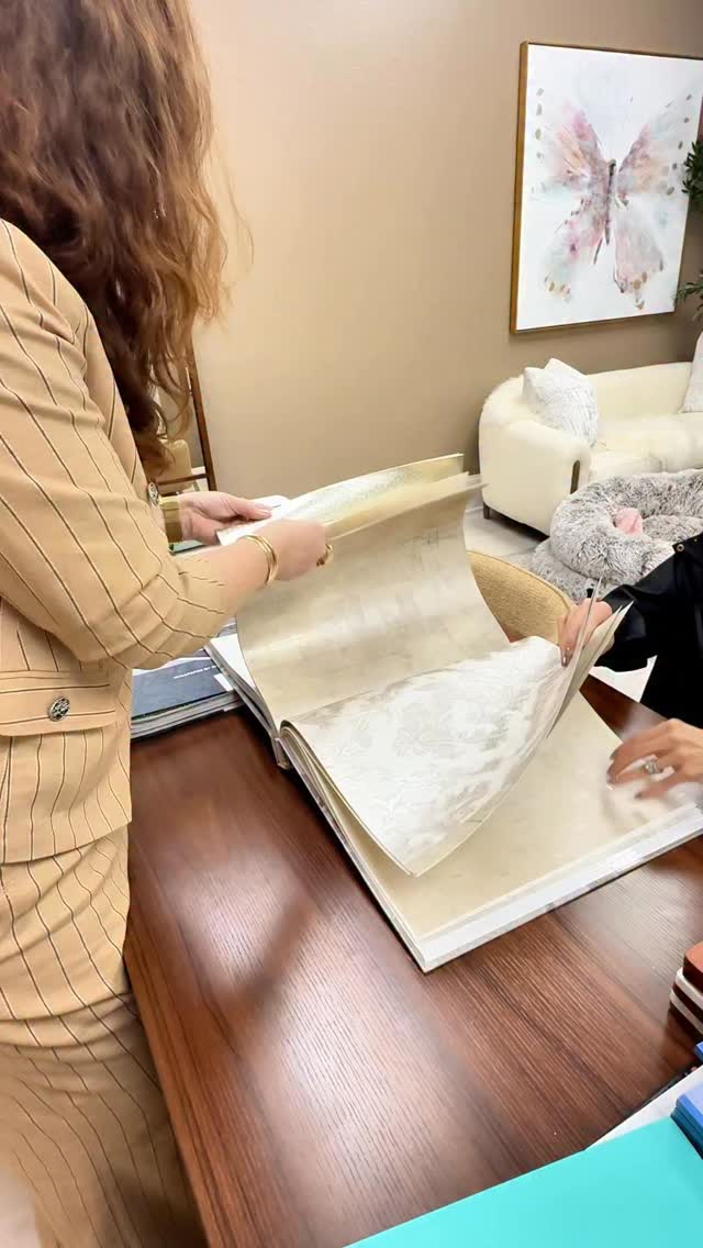 We don’t rush this step. Sitting with our clients, exploring textures and patterns, and taking the time to feel what’s right is what makes the design personal.
#interiordesign #wallpaper #designtips #interiordesigner #designstudio