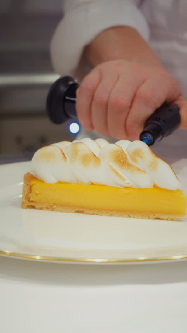 And for pudding… Lemon meringue pie. 🍋
.
.
.
#Corenucopia #Chelsea #LemonMeringue #Lemon #Dessert