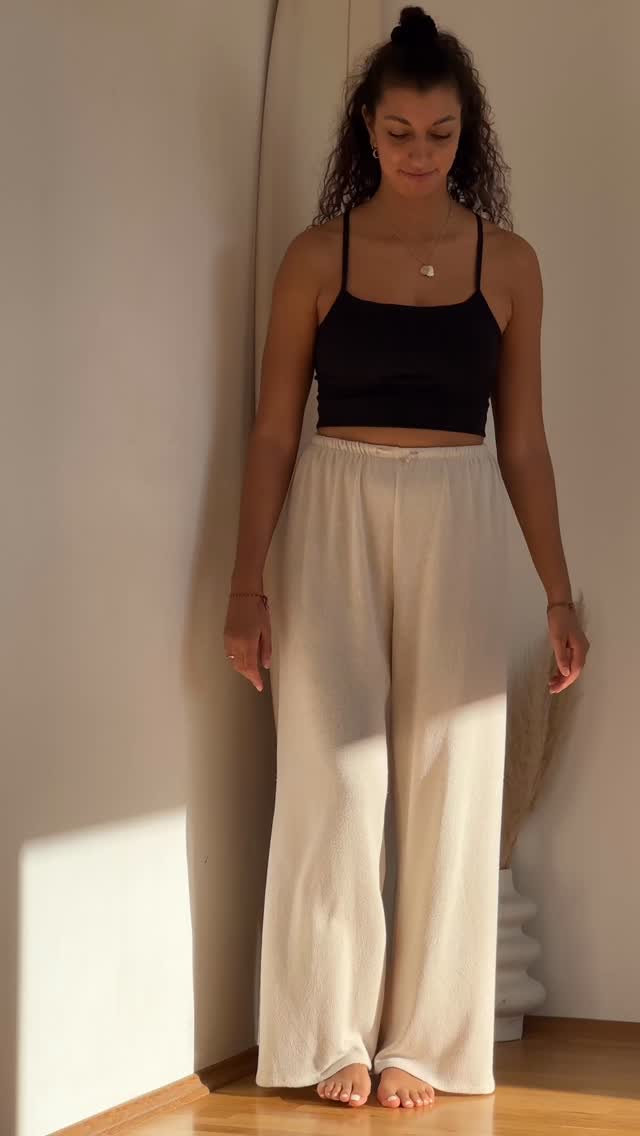 Warum die so heftig wirksam ist:
Durch die überkreuzte Haltung & die gegensätzlichen Drehungen entsteht eine spiralförmige Verschraubung im ganzen Körper – genau das liebt unser fasziales Netz. Faszien sind kein einzelnes Gewebe, dreidimensionales, durchgehendes Spannungsnetz, das Muskeln, Organe, Gelenke & Nerven miteinander verbindet – von den Füßen bis zum Schädel.
Mehrfach-Rotationen wie hier wirken deshalb nicht punktuell, sondern wie ein Reset fürs gesamte System.
Die Kombination aus Rumpfrotation nach links, Gegendrehung des Kopfes & der regulierenden Atmung hilft, tief sitzende Spannungen zu lösen, das Nervensystem zu beruhigen und wieder mehr Länge & Leichtigkeit im Körper zu spüren.
Das lange Ausatmen durch den geöffneten Mund aktiviert den Parasympathikus, lässt das Zwerchfell entspannen und macht die Faszien weich & gleitfähig – Release auf mehreren Ebenen.
Step by Step geht das so:
Habe die Übung übrigens bei @humangarage gelernt in einem YouTube Video und Feier sie seitdem richtig doll 🤩😏
- überkreuzt steigen rechts über links
- Hände überkreuzt auf die Schultern
- Oberkörper rotiert nach links
- Kopf dreht nach rechts
- drei mal hintereinander wie durch einen Strohhalm einatmen & durch den geöffneten Mund ausatmen
- auf der anderen Seite wdh. 1-2 Runden
#Nervensystem #stressrelease #verspannung #rückenschmerzen #nacken Bewegung Yoga Atem Reset