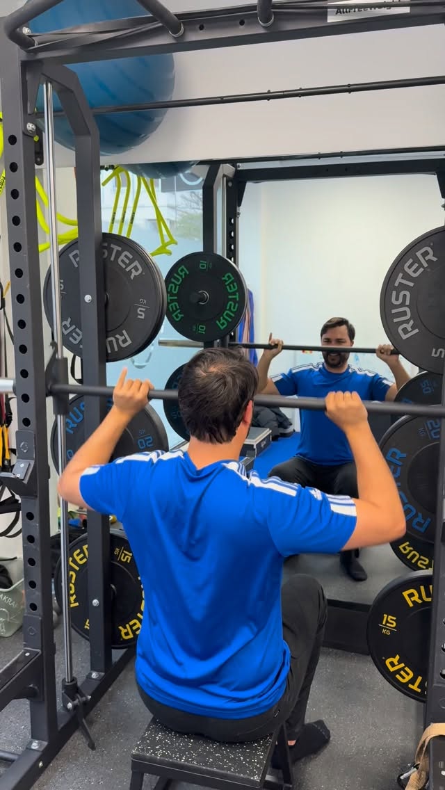 Subluxación de hombro 🔎 Caso clínico
Propuesta de rehabilitación para nadador 🏊🏻♂️ buscando ganar mvilidad activa con cargas, estabilización, y fuerza con gomas trabajando gesto técnico en 90° de ABD y overhead espalda.
Esto es sólo una pequeña parte de la sesión, sumado al trabajo en camilla. Seguimos @lenoirgraphics 💪🏻💪🏻
#fisioterapiadeportiva #hombro #nadador #madrid