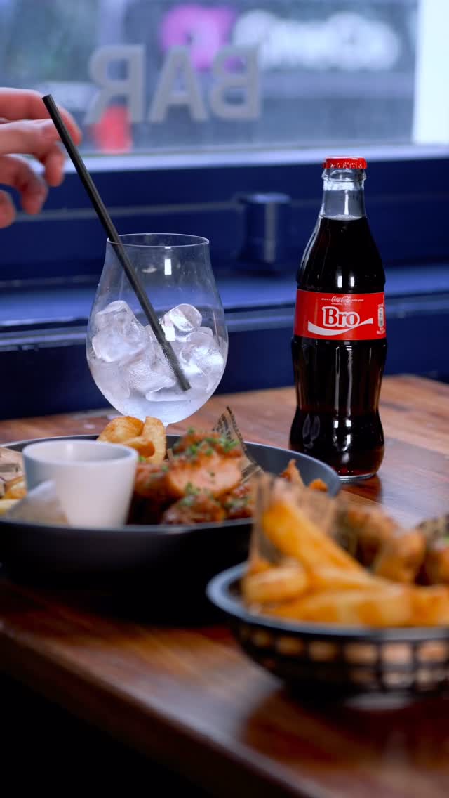 Vi mekker middagen for deg, bro 🫶 Vi har helt rå studentpriser, sjekk ut meny i høydepunkt på profilen 🍔 See ya!