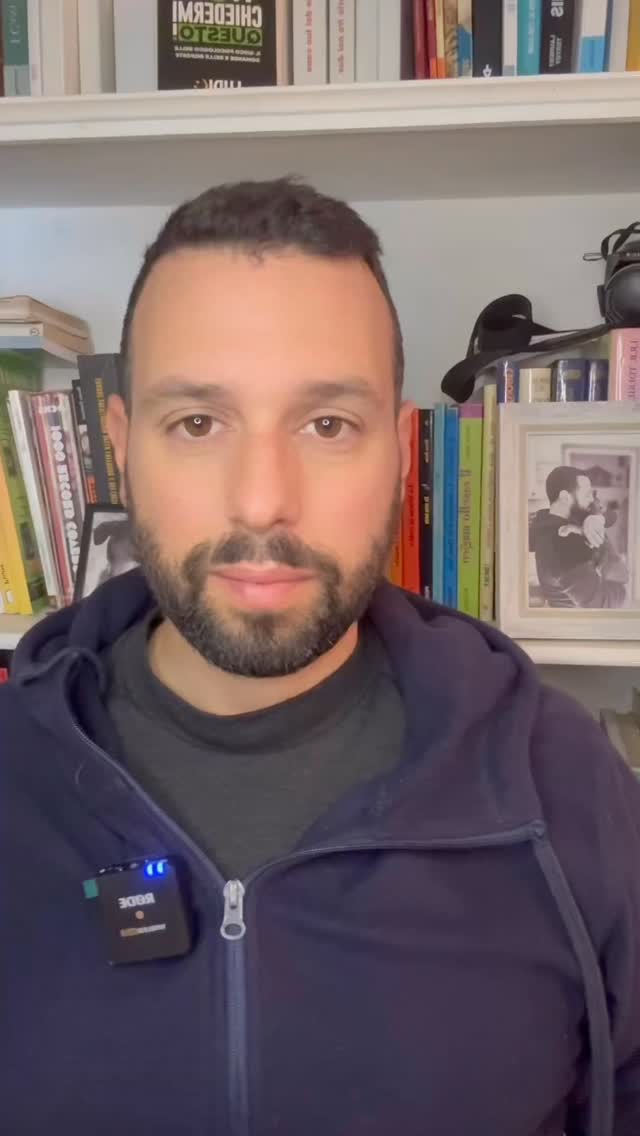 Sui social oggi sembra che tutti sappiano sempre cosa è meglio per il tuo cane. 🐾
Tre consigli, tre errori da evitare, una ricetta rapida… e improvvisamente siamo tutti dei maestri.
Peccato che nessuno conosca davvero la storia del tuo cane, i suoi ritmi, le sue paure, la tua quotidianità.
E a volte chi urla più forte sullo schermo ti fa sentire sbagliato… anche quando stai solo cercando di capire il tuo compagno a quattro zampe.
Noi pensiamo che l’educazione non sia una lista di regole universali, ma comprensione, pazienza e contesto.
Per chi vuole andare oltre i consigli facili e imparare davvero:
👉 Entra nel mio canale WhatsApp per contenuti esclusivi che non troverai sui social.
📚 Scarica il programma completo del corso Dog Sitter della scuola @takescareds in partenza a marzo, e scopri come educare con rispetto e competenza.
#dogsitterlife
#educazionecinofila
#comportamentocanino
#relazionecaneumano
#benesserecanino