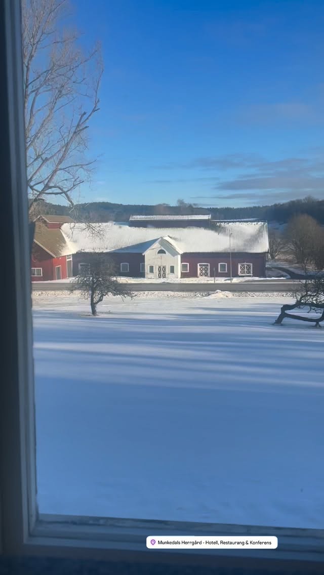 Från vinterljus utanför fönstret
Till värmen inne på herrgården.
Här får dagarna ta sin tid ✨❤️