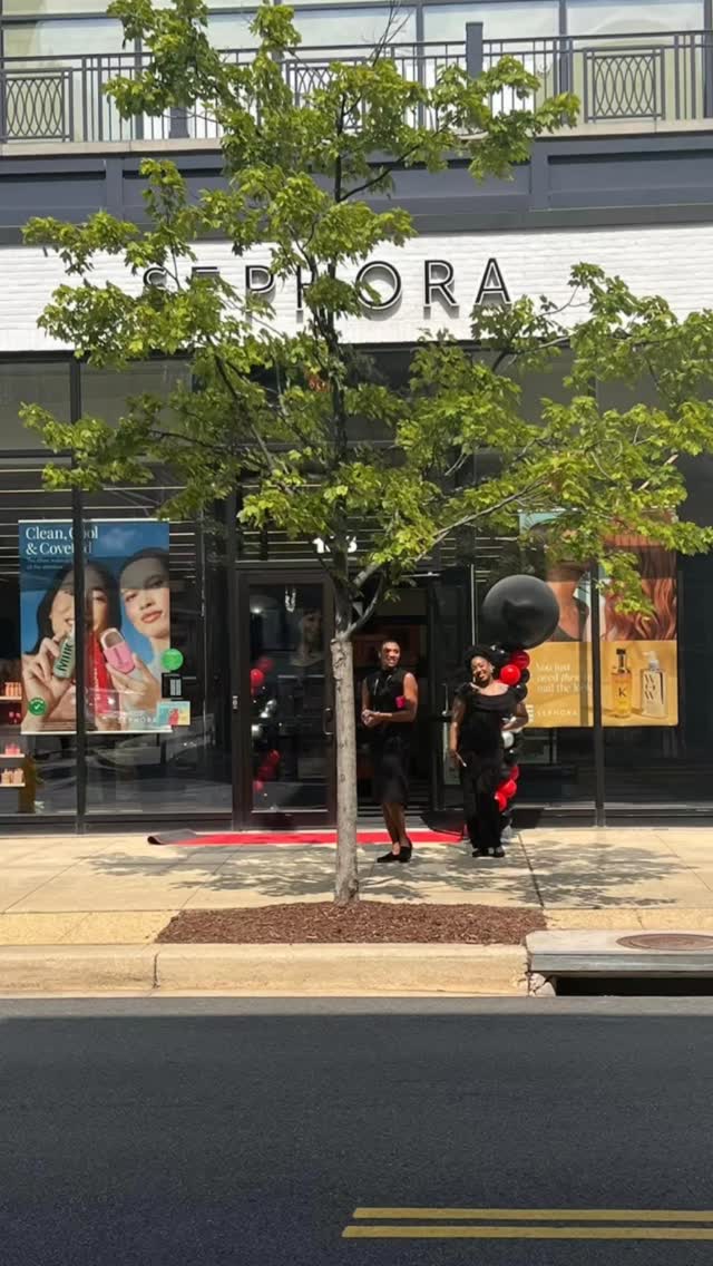 Beauty launches deserve a little drama ✨
Sleek balloon columns, elevated storefront moments, and photo-worthy activations that make your opening feel exclusive, polished, and on brand.
#eventsbymdmassociates #dmveventplanner #dmvpartyplanner #thedifferenceisinthedetails #sephora
🎈 and red carpet - @mdmassociatesdc
@sephora_annapolis