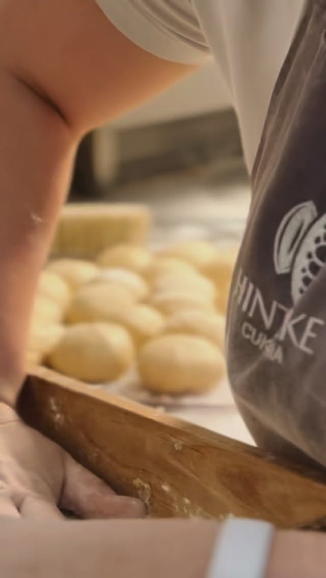 Zobaczcie jak przygotowujemy wasze ulubione rzemieślnicze #pączki. Od zawsze smażymy je na smalcu, i przygotowujemy z naturalnych składników, bez polepszaczy i bez spulchniaczy. #reda #rumia #jastarnia #puck - jaki smak pączka jest waszym ulubionym?