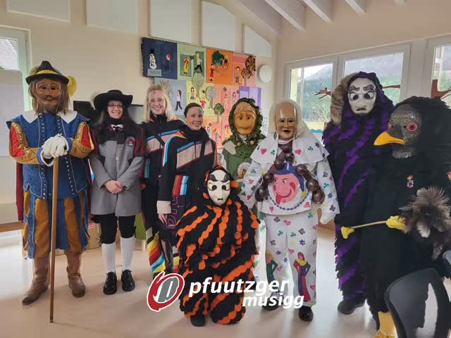 Heute waren wir gemeinsam mit dem @nv_seitingen_oberflacht1982 im Kindergarten und haben unsere Häßer präsentiert.
Die Kinder waren begeistert und konnten die Häßer aus nächster Nähe bestaunen. Mit viel Freude erklärten wir die Details und erzählten etwas über die Fasnachtstradition.
#pfuutzgermusigg #narrenverein #gemeinsamstark #kindergarten