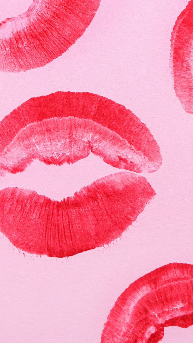 כשהמאהבת הופכת לאהבת חייך. 🇩🇪💔🌹
כשעוד גרתי בתל אביב, החברים הקרובים נהגו לומר עליי משפט קבוע: "תל אביב היא האישה שלך, אבל ברלין היא המאהבת".
הם צדקו. תל אביב הייתה הבית המוכר, היציב. אבל ברלין? ברלין הייתה הבריחה, התשוקה, המקום שגרם ללב שלי לדפוק בקצב אחר. היא הייתה הסמטאות המחוספסות, ההיסטוריה שזועקת מהקירות, תחושת החופש שאין בשום מקום אחר.
ובסוף, הלב בחר בתשוקה. הרומן הפך למערכת היחסים המרכזית.
אז היום, בוולנטיין, זר הפרחים הכי גדול שלי הולך לעיר הזאת. על זה שהיא מקבלת אותי כמו שאני, על זה שהיא אף פעם לא משעממת, ועל זה שהיא ההשראה היומיומית שלי.
והזר השני? הוא מוקדש לכם. ❤️
לקהילה המדהימה הזו ששותפה ל"רומן" שלי. תודה לכל מי שעוקב, שקורא את הבלוג, שמפרגן, שמציע רעיונות ושחולק איתי את אותה שריטה ואותה אהבה מטורפת לברלין. אתם הדלק שמניע את "BERLIN BY SHAI", והאהבה שלכם לעיר הזו מרגשת אותי כל פעם מחדש.
יום אהבה שמח, ברלינרים בלב ובנשמה!
#BerlinByShai #Valentine2026 #BerlinLoveStory #IchLiebeDichBerlin #berlinmylove