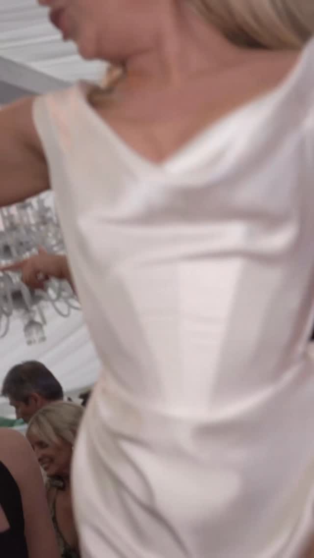 🎶 You would be there, if I needed somebody ⚡️
Vibes with bride @aimeerodger_ rocking out to a @boyzoneofficial classic during the meal at @carlowrie_castle 🎤💃🪩
🎧: @euanlawrence
📽️: @tlc_wedding_films
#wedding #boyzone #bride