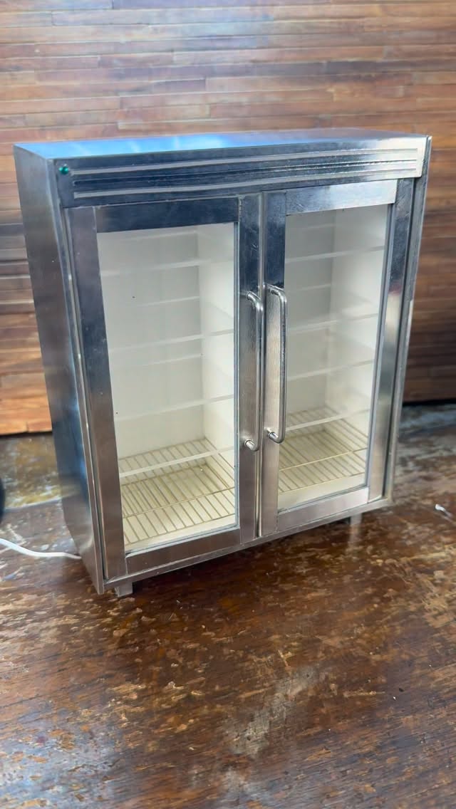 My latest estate sale includes this awesome industrial style commercial miniature double door refrigerator with stainless steel-like accents. It even lights up! There are more yummy 1:12 scale artisan and quality commercial manufactured miniatures under the theme of “A French Affair” where you will find furniture, food, desserts, and other tiny treasures. There’s a link in my bio to shop and bid now, auction ends on Sunday at 7 PM ET. #dollhouse #chefkitchen #miniature #swoon