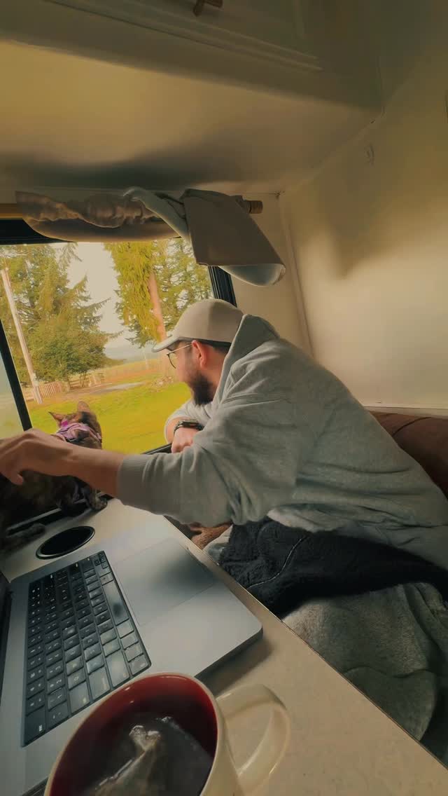 Olympic national parkta 3. gunumuz hoh rain forest ta başladık ve ruby beach te durdul. Paloma tabiki sahilden kokrutugu için gelmedi sonrasında. Seattle a do us yaptık. Güzel bir hafta sonu geçti.
#alitodayactivity hastası ile bu tarz videolar paylaşıyorum
#travel #roadtrip #olympicnationalparkwashington #beach