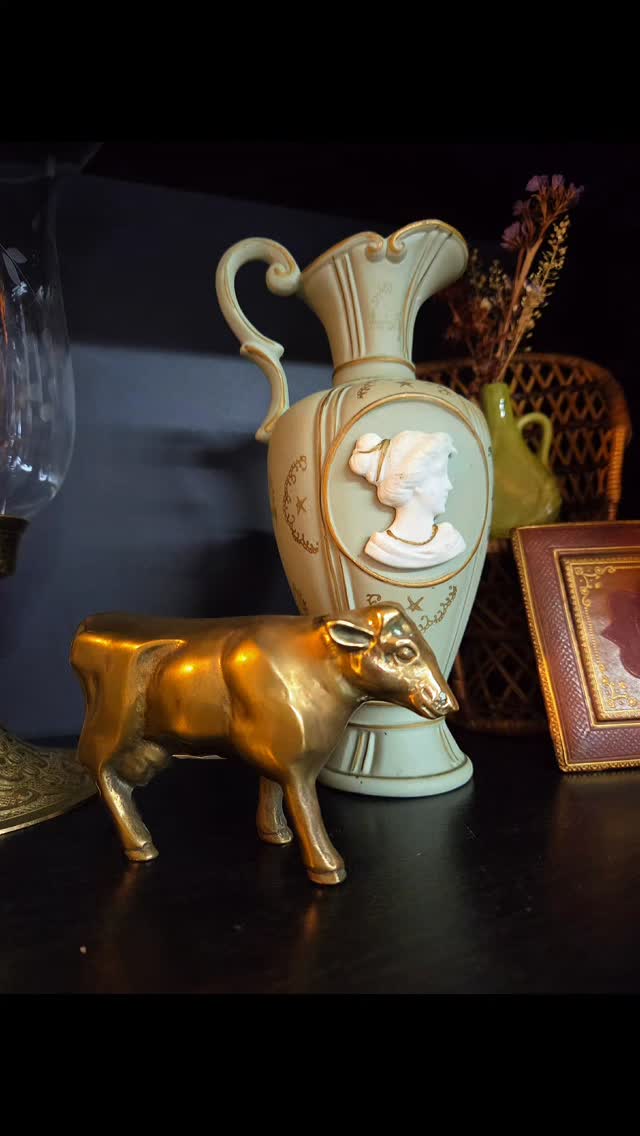 ✨ Whimsy, but make it curated ✨
Wood. Brass. Glass.
Layers of tone, texture, and timeless charm.
Every piece you’re seeing is headed to tonight’s live — intentionally chosen, full of character, and meant to be lived with.
If you love moody details, collected beauty, and treasures with soul…
you’ll want to be there.
🕯️ LIVE TONIGHT 6:30pm — bookmark & join us
https://whatnot.com/s/AQp3GuOl
#CuratedWithIntention #VintageFinds #MoodyDecor #WhimsyHome #whatnot