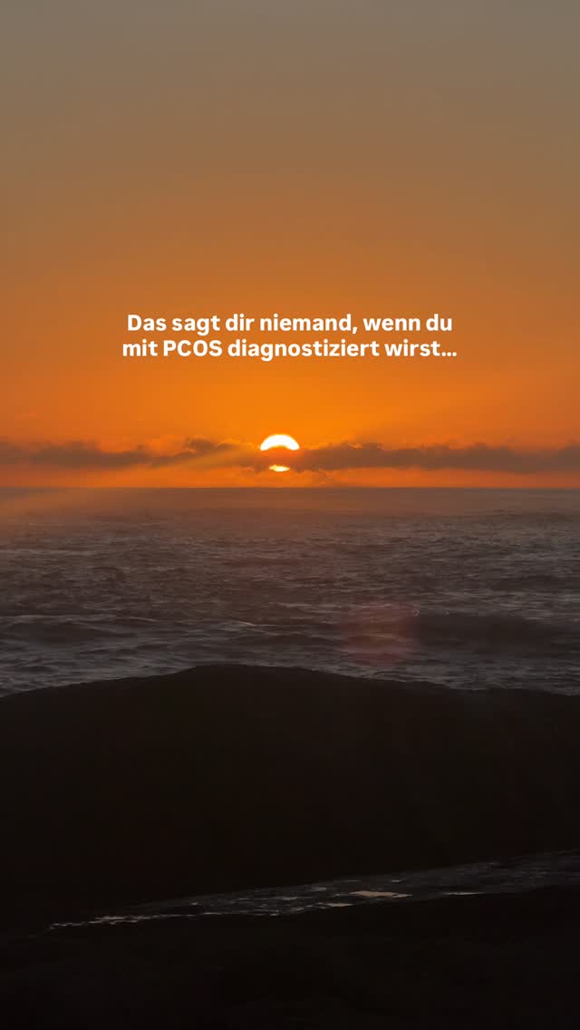 Ich habe so viele Frauen getroffen, die mir nach ihrer PCOS-Diagnose immer wieder dasselbe erzählen.
Dass sie sich allein gelassen fühlen.
Dass sie nur hören: „Damit musst du leben.“
„Das ist unheilbar.“
„Da kann man nicht viel machen.“
Und jedes Mal bricht mir ein bisschen das Herz. 💔
Weil ich sehe, was das mit ihnen macht.
Wie sie anfangen, an ihrem Körper zu zweifeln.
Wie sie denken, sie seien „falsch“ oder „kaputt“.
Was ihnen oft niemand erklärt:
PCOS ist kein persönliches Versagen.
Es ist ein Zeichen dafür, dass im Körper etwas aus dem Gleichgewicht geraten ist - hormonell, nervlich, emotional, oft auch durch Stress und Überforderung.
Der Körper meldet sich nicht ohne Grund.
Er versucht, auf etwas aufmerksam zu machen.
Und das Schöne ist:
Es gibt einen ganzheitlichen Weg, ihn dabei zu unterstützen.
Wenn du anfängst, deinen Lebensstil, die Ernährung, den Schlaf, Stress und das Nervensystem mit einzubeziehen, passiert oft etwas Erstaunliches:
Die Symptome werden weniger.
Der Zyklus stabiler.
Die Energie kommt zurück.
Das Vertrauen in den eigenen Körper wächst.
Auch wenn PCOS oft als „unheilbar“ bezeichnet wird, heißt das nicht, dass man machtlos ist.
Es heißt nur:
Der Weg ist individuell.
Und er darf sanft sein.
Du bist nicht allein.
Und dein Körper ist nicht dein Gegner. 🥰🤞🏼
Deine Jana Noel
#pcos #hormoncoach #zykluscoaching #frauengesundheit #pcosdiagnose
