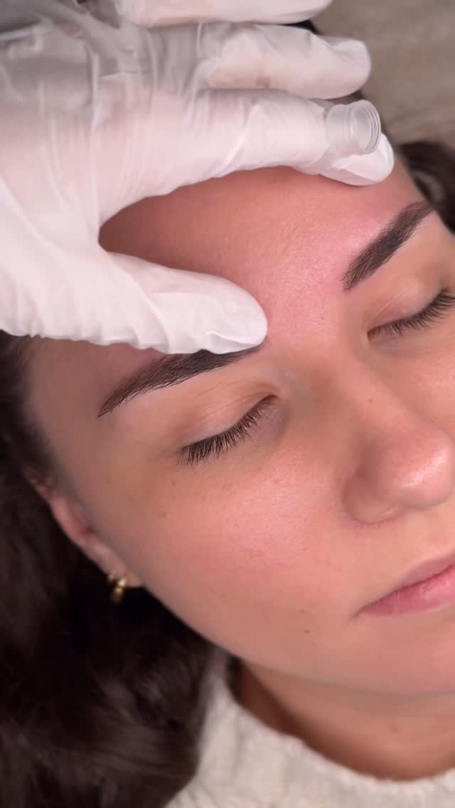 Nach der Abheilung zeigt sich die wahre Schönheit:
Eine softe Schattierung, die Ausdruck schenkt und die Augenbraue natürlich definiert aufgesetzt 🤍
#softshading #abgeheiltesmicroblading
#natürlicheaugenbrauen #permanentmakeup
#pmubielefeld