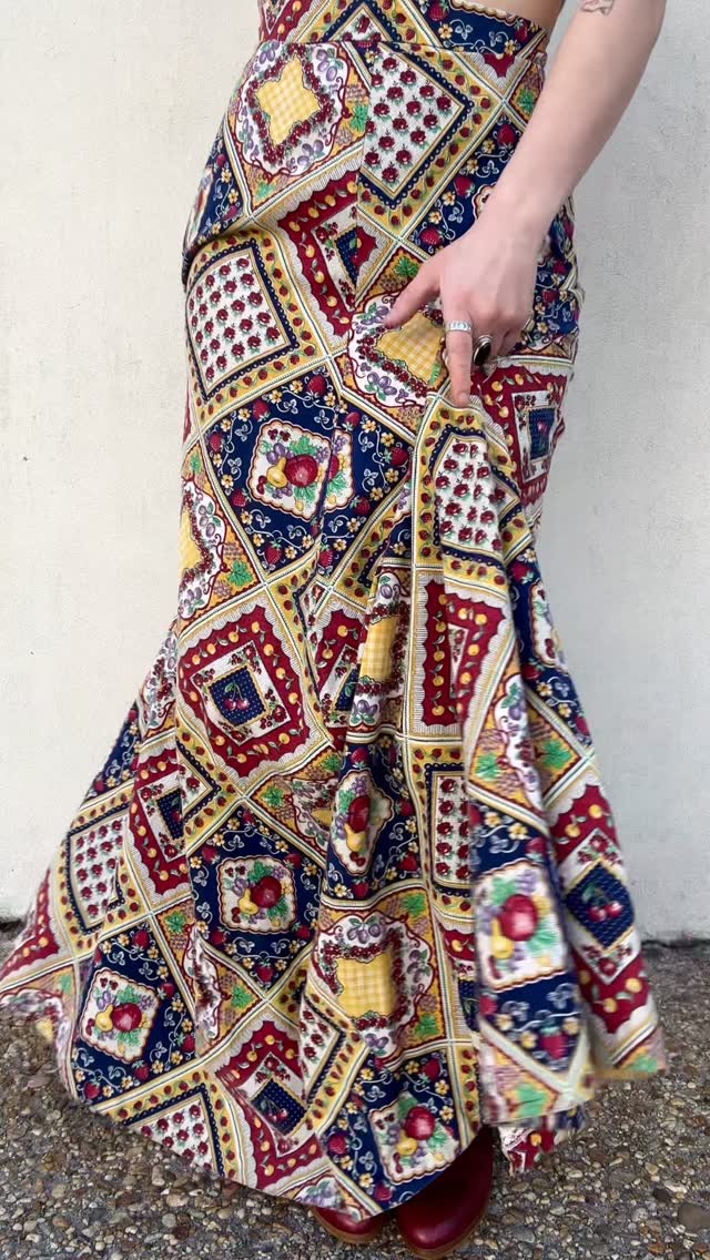 What’s an item of clothing that is stylish year-round? 🧐 Maxi skirts! Our tried & true and it can be yours too! 💞 We are always stocked with a plethora of maxi’s no matter the season so come and take a look for yourself 😋
#timewarpbr #shoplocal #midcitybr #vintagefashion #vintageclothing