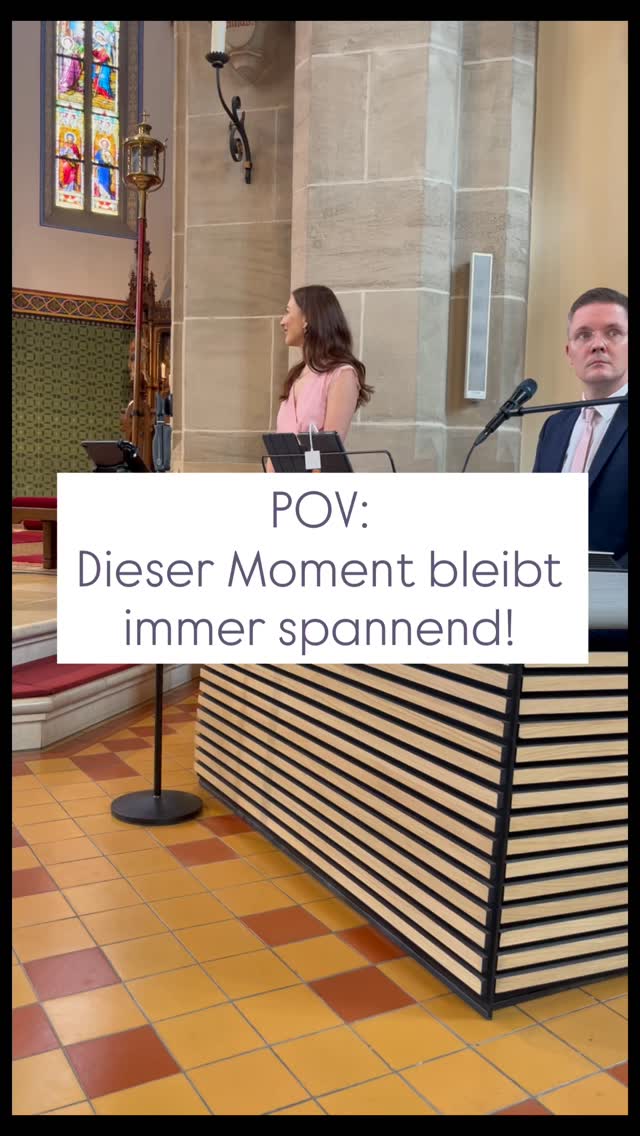 POV: Dieser Moment bleibt immer spannend.
Diese Sekunden, bevor die Trauung losgeht.
Die Glocke läutet. Das Zeichen: Jetzt können wir starten.
Genau dieser Augenblick ist für mich jedes Mal besonders.
Ich freue mich darauf – weil es endlich losgeht und ich meinen Job liebe. Ich begleite so gerne Trauungen, weil sie so viel Bedeutung in sich tragen.
Und ich freue mich auf den Moment selbst.
Wenn die Tür aufgeht.
Wenn alle den Atem anhalten.
Wenn die Braut hereinkommt.
Man spürt die Aufregung in der Luft.
Die Freude.
Die Emotion.
Und wahrscheinlich freut sich niemand mehr als der Bräutigam in diesem Augenblick.
Das ist elektrisierend.
Und es ist eine wahnsinnige Ehre, das musikalisch begleiten zu dürfen.
Deshalb habe ich jedes Mal Respekt vor diesem Moment – und gleichzeitig ganz viel Freude im Herz.
#Trauung #Hochzeitssängerin #EinzugDerBraut #Hochzeitsmusik
#hochzeitssängerinstuttgart