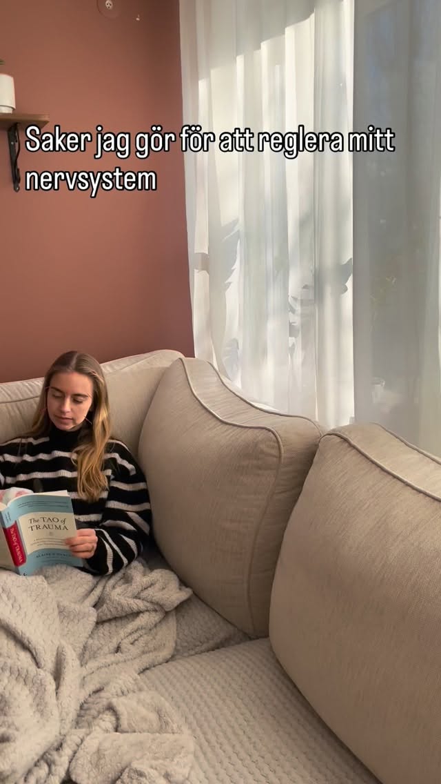 âš Saker jag gör för att reglera mitt nervsystem âš
För mig handlar det om trygghet, rytm och ÄterhÀmtning
đŸ Myser med mina djur
â FrisĂ€tter oxytocin som lugnar kroppen och sĂ€nker stress
𧣠Alltid varma klÀder (kyla = stress)
â Kyla signalerar âfaraâ till nervsystemet och ökar spĂ€nning och kortisol
đ LĂ€ser varje kvĂ€ll
â HjĂ€lper hjĂ€rnan att varva ner innan sömn
đ€ïž Utevistelse före lunch
â Dagsljus balanserar dygnsrytmen och ökar energi pĂ„ dagen. Produktionen av melatonin avgörs av hur mycket dagsljus du fĂ„r under dagen.
đïž I sĂ€ng före 22 (non negotiable)
â Djupsömnen innan midnatt Ă€r viktig för Ă„terhĂ€mtning och att ha rutiner balanserar dina organ.
âïž Aldrig kaffe pĂ„ tom mage
â Skyddar kortisolnivĂ„erna och minskar stresspĂ„slag
đż Kosmetisk akupunktur istĂ€llet för botox
â Mindre toxiner = mindre belastning pĂ„ kroppen
Att ta hand om sitt nervsystem Ă€r viktigt för alla individer. Försök att hitta nĂ„got kan balansera just ditt nervsystem idag đ€