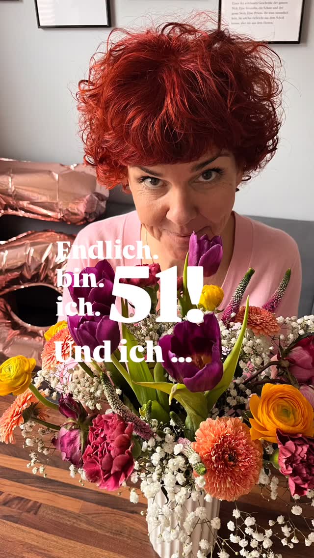 🩷 … so fit und gesund wie wahrscheinlich noch nie
🧡 … so zufrieden und dankbar wie in keiner Lebensphase davor
🩷 … so achtsam und gütig zu mir wie früher zu allen anderen
🧡 … so verbunden mit mir wie mit meiner besten Freundin
🩷 … so zuversichtlich wie schon lange nicht
51 fühlt sich nicht an wie älter werden.
51 fühlt sich an wie weniger müssen.
Weniger vergleichen.
Weniger aushalten.
Weniger warten, bis ich irgendwann wieder die Alte bin.
Ich bin nicht wieder die Alte geworden.
Ich bin mir näher geworden.
🧡🩷 Ich feiere mich an meinem Geburtstag dafür, dass ich jedes Jahr mehr feiern kann — weil’s wirklich besser wird.
✨ Wofür feierst du dich gerade?