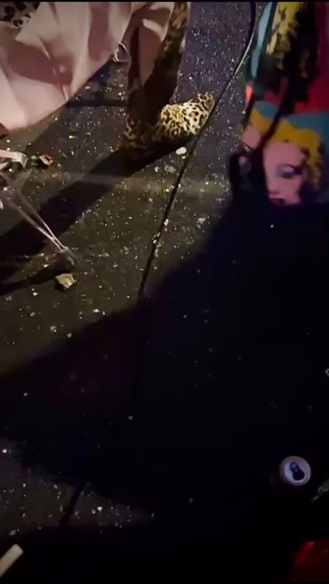 Eine kleine Impression vom ersten Fasnachtstag der Lozärner Fasnacht mit den @vikingerfasnacht vor der @sternbarluzern . Petrus war gnädig mit uns und bleibt es hoffentlich noch bis am kommenden Dienstag. Falls er es heute Abend nicht sein sollte, bieten wir noch wenige Plätze Unterschlupf an unserer Powernight im @schweizerhof_luzern . Wir freuen uns auf euch.
Video by @ub41 😊🙏🏼