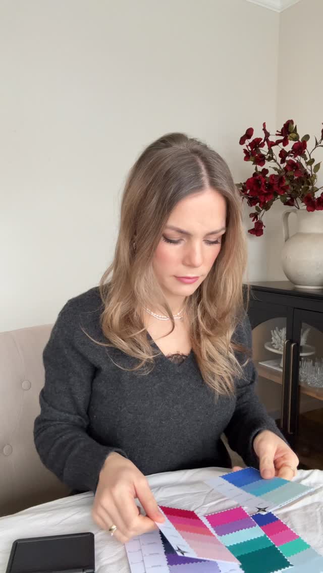 So entsteht der persönliche Farbpass 🤍
Jede Farbe wurde in der Farbanalyse getestet und individuell bewertet.
⭐️⭐️⭐️ = absolute Wow-Farben
⭐️⭐️ = wunderschöne Ergänzungen
⭐️ = Farben, die dazugehören, aber weniger Wirkung haben
Ein Farbpass, der nicht verwirrt – sondern Klarheit schenkt 🤍
Mir ist besonders wichtig, dass meine Kundinnen verstehen,
welche Untertöne wirklich zu ihnen passen –
und warum manche Farben so viel mehr mit ihrem Gesicht machen als andere.
Der Farbpass soll nicht nur Orientierung geben,
sondern ein sicheres Gefühl beim Anziehen, Kombinieren und Shoppen.
🤍
#farbberatung
#farbpass
#untertöne
#farbanalyse
#wowfarben