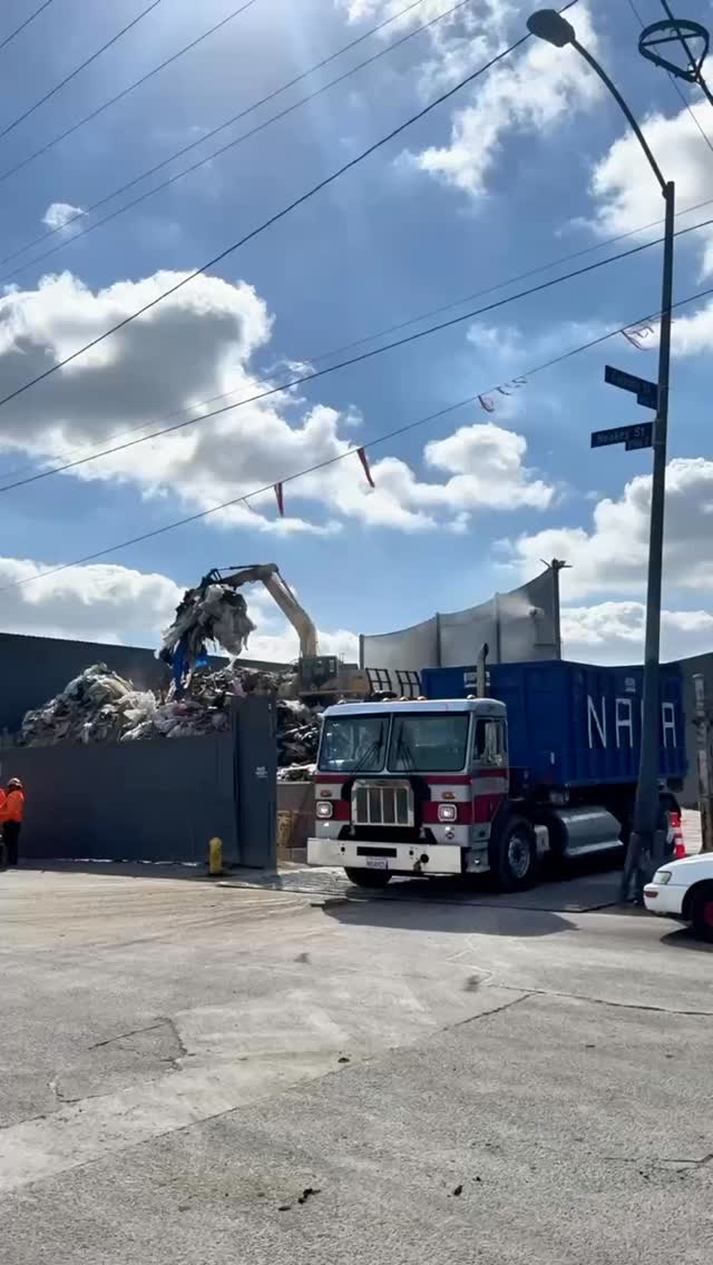 Pulled in heavy. Rolled out clean. Another load cleared at the metal recycling yard 🚛