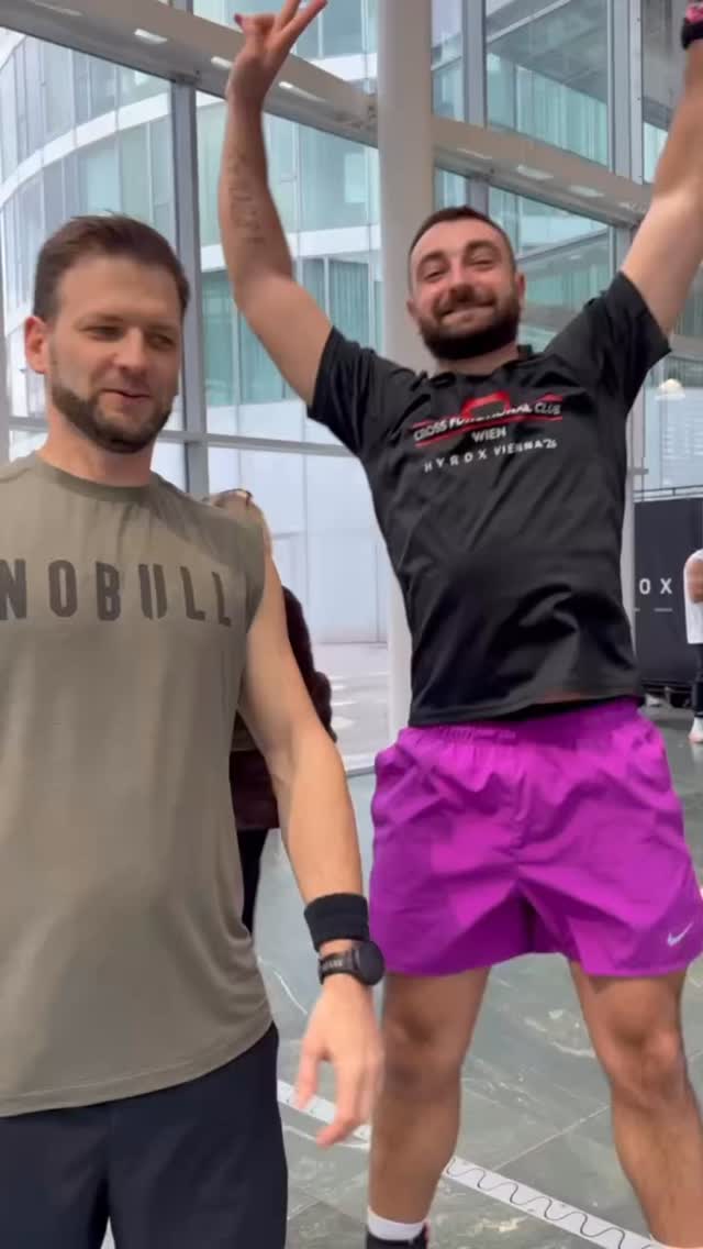 Ein paar Eindrücke von unserem Rennen am Sonntag. Danke an alle, die uns unterstützt, angefeuert, Nachrichten geschrieben oder mitgefiebert haben. Das bedeutet mehr, als man oft in dem Moment sagen kann. #hyroxvienna #hyrox
#hyroxvienna
#hyroxtraining
#hyroxathlete