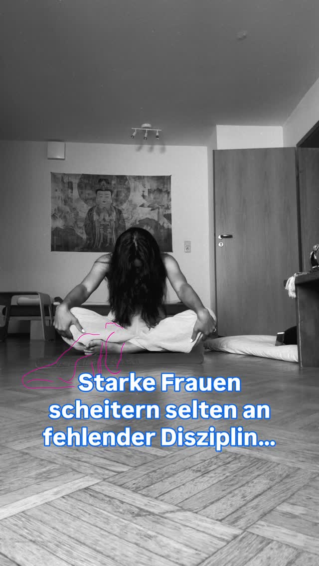 Viele Frauen, die zu mir kommen,
sind reflektiert, verantwortungsvoll, ehrgeizig, leistungsfähig.
Sie bekommen viel hin.
Für andere.
Im Job.
Im Alltag.
Sie funktionieren, obwohl sie müde sind.
Sie ziehen durch, obwohl der Körper längst dagegen arbeitet.
Sie wissen eigentlich, dass sie Pause brauchen
– und reden sich doch wieder drüber hinweg.
Ganz subtil:
„Nur noch diese Woche.“
„Jetzt ist gerade ungünstig.“
„Ich mach’s später richtig.“
Und irgendwann fühlt sich selbst das,
was ihnen guttun würde,
wie eine weitere Aufgabe an.
Selbstführung bedeutet nicht,
sich besser zu kontrollieren,
sondern sich zuzuhören
– so lange, bis du nicht mehr gegen dich arbeiten musst,
sondern mit dir. 🫶🏼
Innere Klarheit und Verbundenheit sind die Grundlage,
damit Ruhe überhaupt entstehen kann. 🌿
Der Raum, den ich öffne,
ist kein Ort zum Optimieren.
Er ist eine Einladung,
wieder bei dir anzukommen und DEINEN Weg zu finden.
Ganz bei dir.
Ehrlich.
In deinem Tempo. 🤍✨
Und manchmal braucht es dafür eine Sicht von außen.
Weil man selbst gar nicht mehr erkennt, wo man anfangen soll —
gerade dann, wenn man eigentlich schon so viel weiß
und genau deshalb überfordert und frustriert ist.
Diesen Rahmen schenkt dir RE-ALIGN – Dein Inner Compass Day 🧭
Schreib mir für mehr Infos.
#selbstführung #bodyconnection #vertrauedir #femalealignment #innererkompass