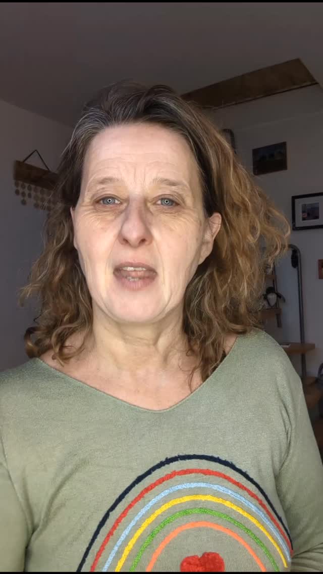 Je reçois beaucoup d'enfants lors de mes séances d'hypnose. Et ce qui est génial avec eux c'est que leur inconscient est très accessible. Il ne s'est pas créé de carapace ou de barrière. Il plonge directement dans leur vie antérieure si nécessaire. Pour les enfants j'appelle cela des vies imaginaires. Lors de cette séance, cette petite fille de 11 ans souffrait d'une angoisse perpétuelle de s'étouffer. La réactivation a eu lieu quand elle s'est étouffée en avalant une coquille de moule. Suite a cet événement sa vie antérieure s'est réactivée. Dans cette ancienne vie elle était une résistance qui a été arrêtée et pendue. Sa mère et sa sœur jumelle étaient ses enfants. En la remerciant pour ce qu'elle a fait, en lui disant qu'elle était une héroïne forte et courageuse, en réactivant la ligne de temps, la vie de cette petite fille va changer. Elle va non seulement être rassurée, mais aussi elle ne se fera plus harceler (ce qui était le cas actuellement). Et bien sûr elle va cesser d'avoir peur de s'étouffer.
Incroyable, non ?
Et vous, aimeriez vous savoir d'où viennent vos grandes peurs et pouvoir les faire disparaitre ?
#hose #viesantérieures #hypnoseregressive #inconscient #harcelement