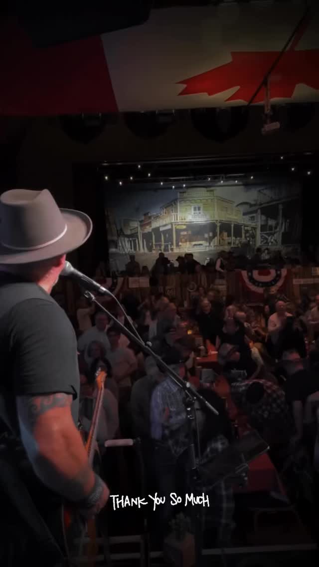 Das am vergangenen Freitag war mehr als ein Konzert.
Es war ein Moment, in dem alles gepasst hat – Klang, Stimmen, Herzschlag.
Ihr habt den Saal zum Beben gebracht…
Danke an jede Hand in der Luft,
an jede Stimme im Raum,
an jedes geschwungene Tanzbein
an jedes Herz, das mit uns geschlagen hat.
Dieses Konzert bleibt. Für immer 🤍
Riesen Dank an:
@floschneiter
@albisguetli.country und @gasthaus.albisguetli
@blackpearl_production
@radiodriftfm
@countrystylemagazin
#lifeisgoodwithrosewood #swissmusic #musicfromswitzerland #americana #countrymusic