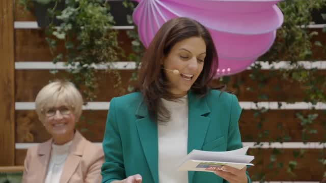 🎤 Pressekonferenz -
Green Morning – IPM Preview Lounge
Im Rahmen der Green Morning – IPM Preview Lounge durfte ich durch die Pressekonferenz zur IPM ESSEN 2026 führen 🌿
Gemeinsam mit Eva Kähler-Theuerkauf, Präsidentin des Zentralverbandes Gartenbau und Vorsitzende des IPM-Beirats,
sowie Oliver P. Kuhrt, Geschäftsführer der Messe Essen und Veranstalter der IPM ESSEN,
standen aktuelle Branchenthemen, internationale Perspektiven und der Blick in die Zukunft des Gartenbaus im Fokus.
Ein starker, inhaltlich klarer Auftakt für eine Messe mit internationaler Strahlkraft.
#IPMEssen #IPM2026 #Pressekonferenz #MesseModeration #GreenIndustry