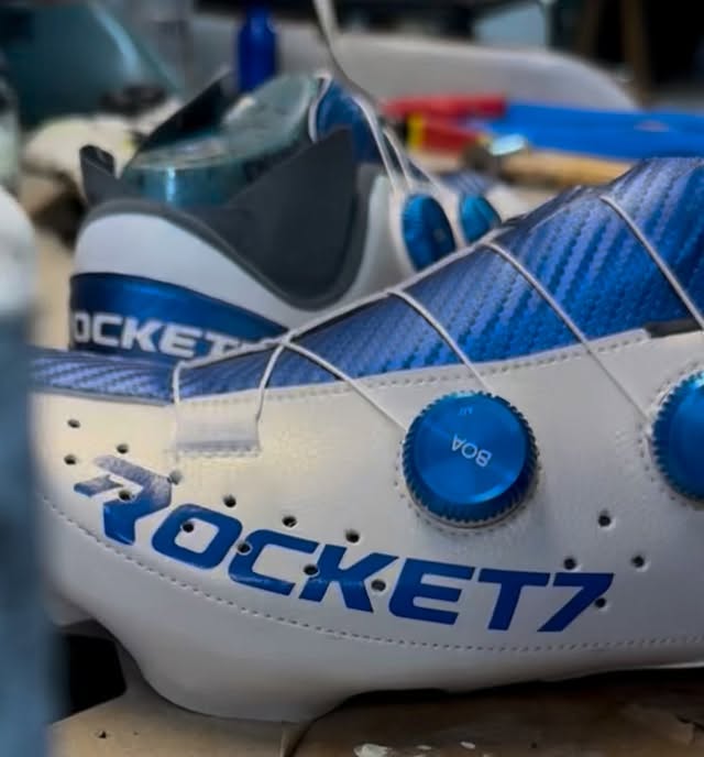 My old friend @iamianfarrar just got a new Trek Madone and wanted his old shoes to match so we are in the middle of refurbishing them. We will have pics when they are fully completed.
#rocket7 #customcyclingshoes #cyclinglife #cycling