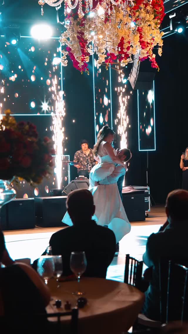 ✨ Casamento @derickmoura11 & @martins.rafa__ | 07.02.26 | Mirante dos Campos
Um cenário simplesmente impecável para celebrar uma história de amor inesquecível.
Entregamos uma experiência visual marcante, onde cada detalhe foi pensado para valorizar o ambiente e emocionar do início ao fim.
Painéis de LED compondo um visual moderno e impactante, perfeitamente alinhados com a iluminação cênica do palco, criando uma atmosfera sofisticada e envolvente.
A iluminação pontuada nos arranjos florais trouxe profundidade e destaque à decoração, enquanto as mesas dos convidados receberam pontos de luz cuidadosamente posicionados, proporcionando elegância e aconchego ao salão.
E nos momentos mais marcantes…
✨ Fogos Indoor GERB ao fundo da valsa dos noivos
✨ Efeitos especiais elevando a energia da balada
Tecnologia, sensibilidade e execução precisa.
⭐️ Ariel Som e Luzes - Realizando Grandes Sonhos
Sonorização • Iluminação • Painéis de LED • Efeitos Especiais
Vídeo: @pinat_made
Cerimonial e Decoração: @emartizee
Foto e Vídeo: @javorski_producoes
Buffet: @zandereventos
Banda: @mixturooficial
Bar: @ice.cubedrinks
Bebidas: @nneventospg
Coreografia: @academiadedancaproarte